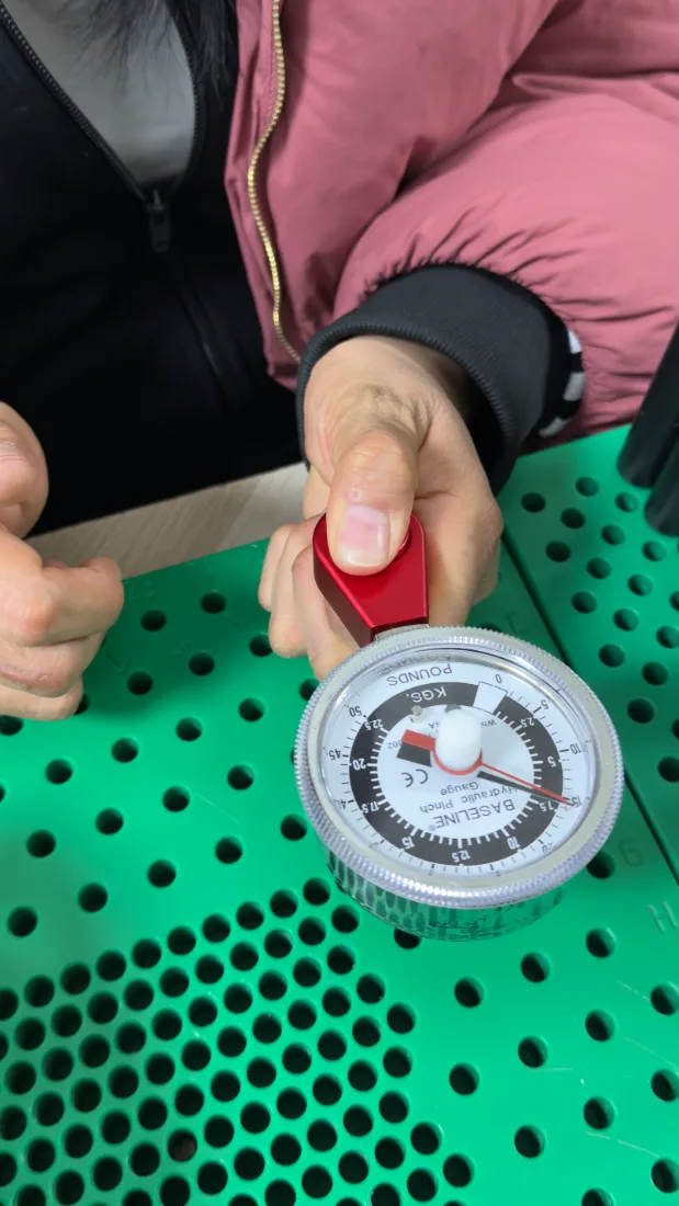 Evaluación de fuerza de pinza con dinamómetro Baseline en RehabiliTO