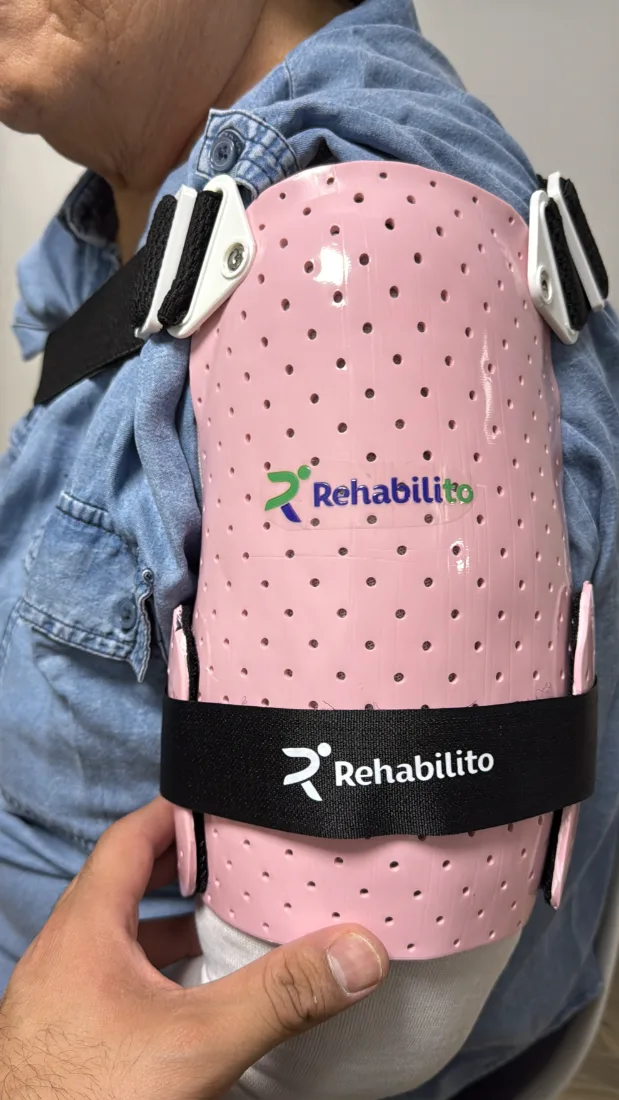 Órtesis de brazo rosa perforada con sello RehabiliTO